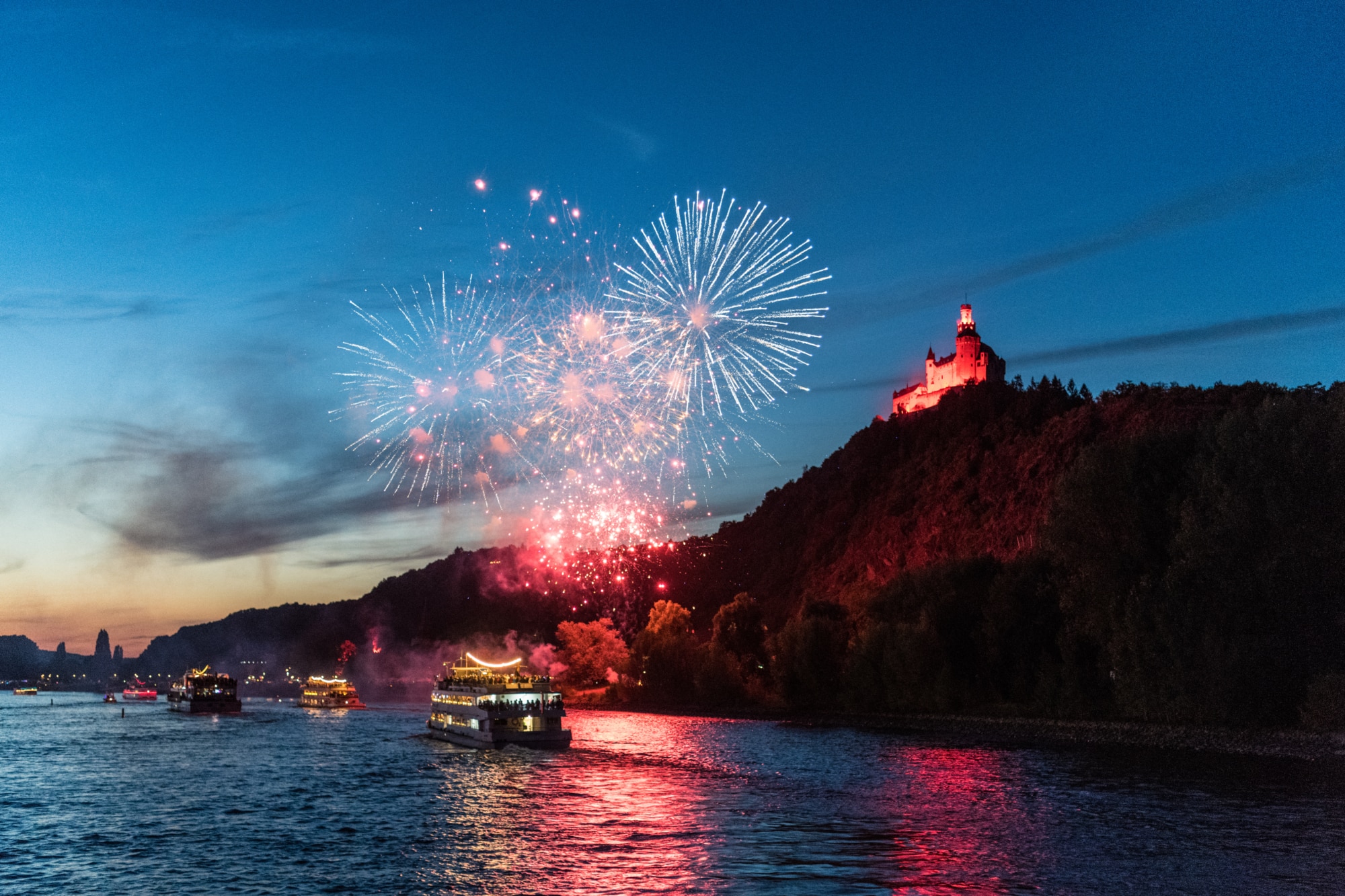 Schiffskorso vor der Marksburg auf dem Weg zu Rhein in Flammen in Koblenz © Rheinland Pfalz Tourismus