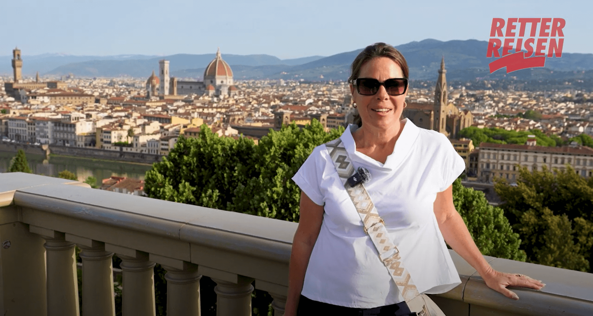 Reiseleiterin Alexandra Salvinetti mit Blick auf Florenz